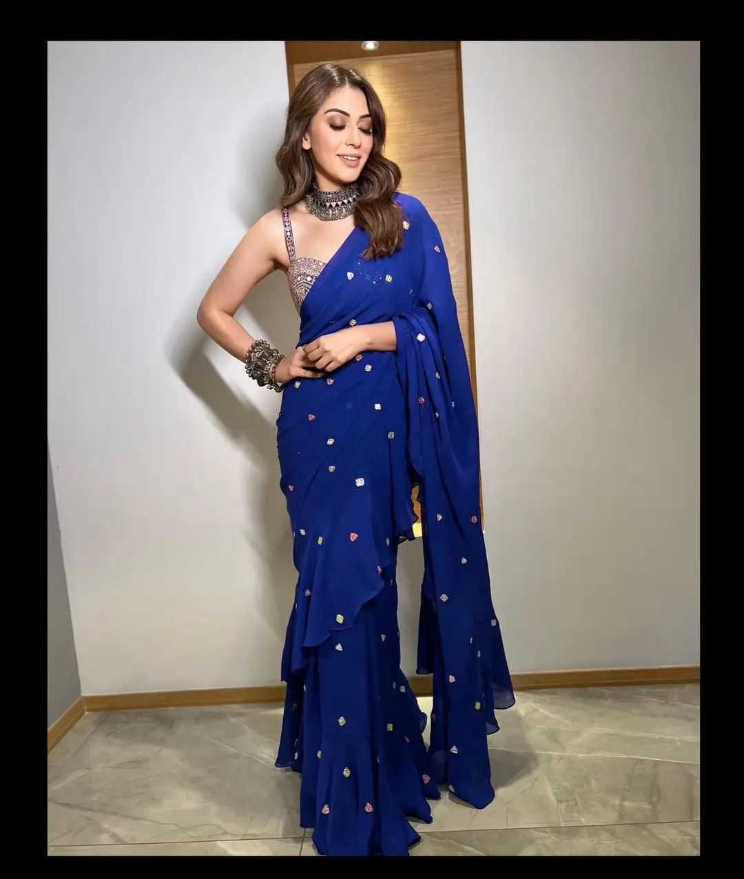 INDIAN GIRL HANSIKA MOTWANI IN BLUE COLOR SAREE SLEEVELESS BLOUSE 5